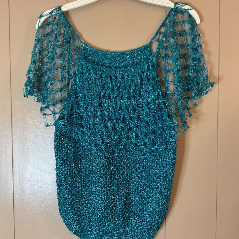 UNBRANDED HAND CROCHETED BLOUSE GREEN/BLUE SIZE MAY BE A SMALL.